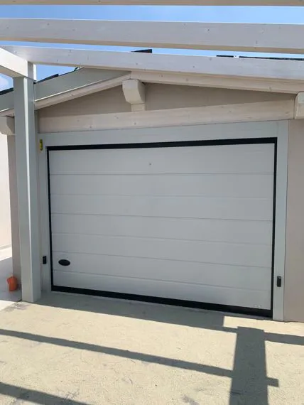 Dal 1976, la sicurezza su misura per il tuo garage. Da quasi 50 anni, progettiamo, produciamo e installiamo PORTE SEZIONALI, PORTE BASCULANTI, SERRANDE AVVOLGIBILI E CANCELLETI RIDUCIBILI